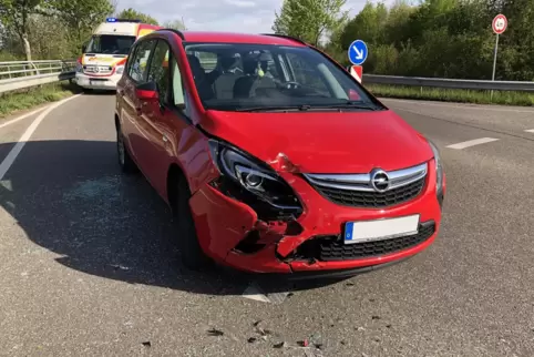 Die 39-jährige Opel-Fahrerin musste an der Einmündung zur L455 verkehrsbedingt anhalten. Das bemerkte der Fahrer des nachfolgend