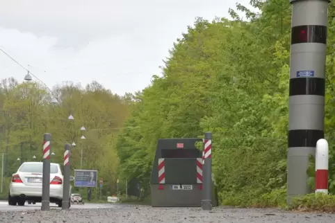 Die Säule am Ludwigspark erhält zurzeit Verstärkung durch einen Radar-Anhänger. 