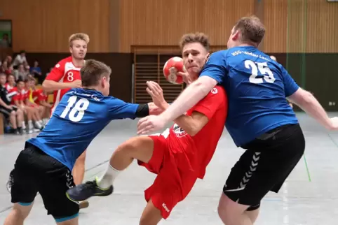 Niklas Eckrich (Mitte) von der TG Waldsee stammt aus einer handballverrückten Familie.