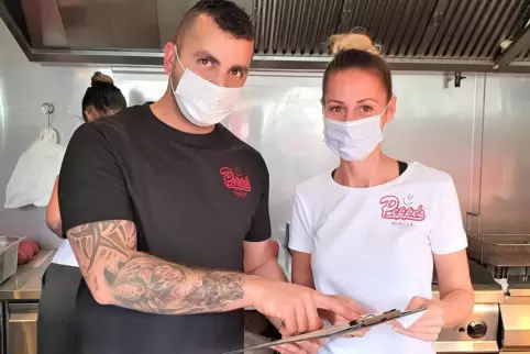 Ossama Jakabli hatte zwar ein bisschen Muffensausen, in Corona-Zeiten einen Laden zu übernehmen. Aber nun läuft er dank guter Id