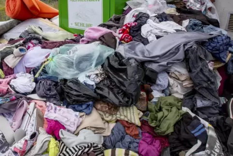 Altkleidercontainer, die kurzfristig auf den Parkplätzen der Einkaufsmärkte abgestellt würden, seien eines der aktuellen Problem Altkleidercontainer, die kurzfristig auf den Parkplätzen der Einkaufsmärkte abgestellt würden, seien eines der aktuellen Problem