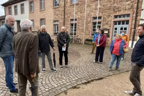 Erste Ortsbegehung: die Kuladig-Fachleute des Landes und das Kirrweilerer Projektteam mit Bürgermeister Rolf Metzger (links) vor