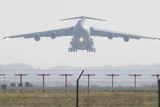 Im Landeanflug auf die Air Base: Eine solche Maschine des Typs C-5 Galaxy soll Ende März Kerosin über der Region abgelassen habe