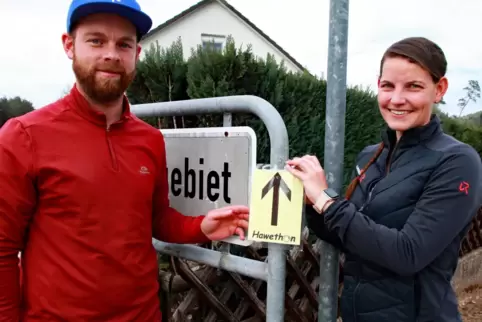 Beim Markieren der Strecke in Rodalben-Neuhof: Viktoria Meyer und ihr Lebensgefährte Christof Klein, mit dem sie zusammen den ne