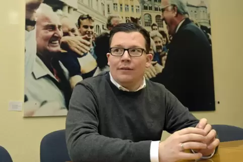 Torbjörn Kartes, im Hintergrund ein Bild mit Helmut Kohl.