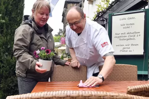 Kirsten und Rüdiger Beck vom „Woibauer“ in Deidesheim bereiten die Öffnung des Hofs vor.