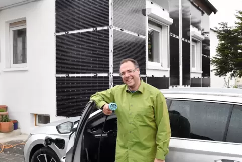 Denis Brudermann nutzt die Energie der Solarpaneele an seinem Haus für seine Hybridfahrzeuge.