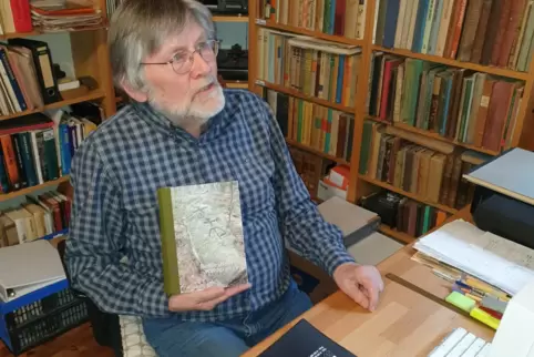 Willi Rutz hat viele Hobbys, unter anderem sammelt er alte Bücher. 