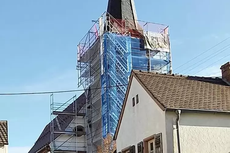 Neues Sorgenkind: Der Turmhelm der Diedesfelder Kirche ist in einem desolaten Zustand und musste notgesichert werden. 