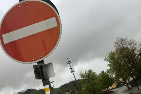 Soll künftig für Radler auch entgegen der Einbahnstraße zu befahren sein: das Verbindungsstück zwischen Rewe-Markt und Bahnhof. Soll künftig für Radler auch entgegen der Einbahnstraße zu befahren sein: das Verbindungsstück zwischen Rewe-Markt und Bahnhof.