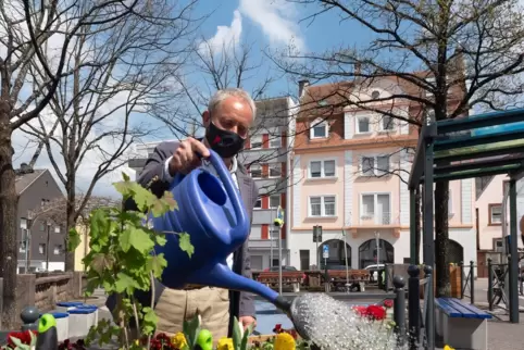 Der Winzler-Tor-Platz ist neu gestaltet. Hier kümmert sich André Jankwitz um die frisch gesetzten Blumen. 