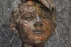 Eine Bronzebüste von Sophie Scholl, drapiert mit einer weißen Rose, steht im Lichthof der Ludwig-Maximilians-Universität in Münc