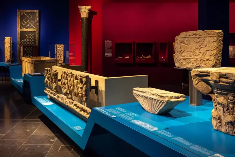 Antikes Mittelalter: An den Stücken im Ausstellungsteil zu Karl dem Großen zeigt sich, wie stark die Bauzier der Karolinger-Zeit