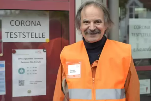 Thomas Weinitzke ist Freiwilliger im Testzentrum und hat für die Besucher stets ein Lächeln parat. 