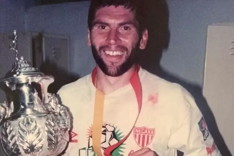 Ein glücklicher El Lobo 1996. Das Foto mit Meisterpokal hängt im Clubheim des 1. FC 08 Haßloch. Uwe Wolf ist noch immer 08-Mitgl