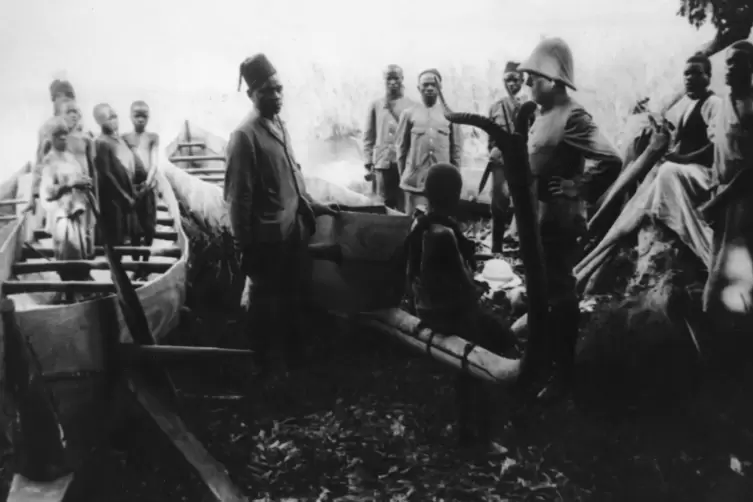 1905/06 war Robert Koch (mit Tropenhelm) auf Expedition in Ostafrika, um die Erreger der Schlafkrankheit zu erforschen. Sie wird