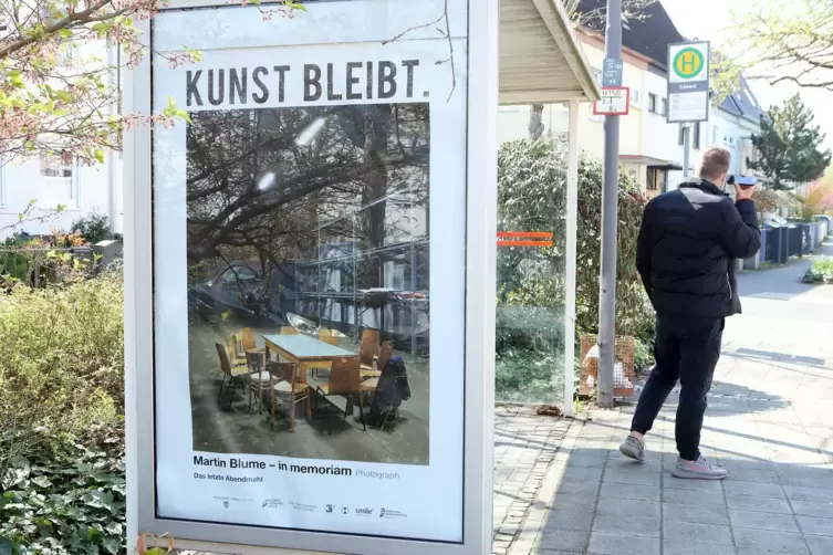 Hier das Plakat von Martin Blume an einer Bushaltestelle am Schänzel.