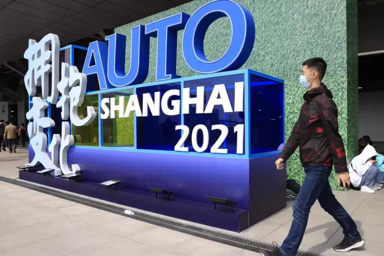  Deutsche Autobauer verkaufen jedes dritte Fahrzeug in der Volksrepublik: Logo der Internationalen Automesse in Shanghai.