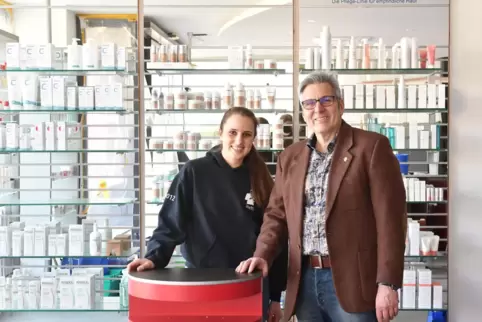 Apotheker Hans Jakob mit seiner Tochter Stefanie in den neuen Räumen. 