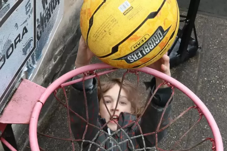 Den Ball in den Korb legen. 