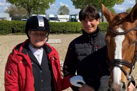 Hanne Brenner (links) mit ihrer Trainerin und Lebensgefährtin Dorte Christensen sowie der Stute Belissima in Mannheim.