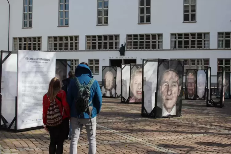 Die Ausstellung „Gegen das Vergessen“ ist noch eine Woche auf dem Heidelberger Universitätsplatz zu sehen. 