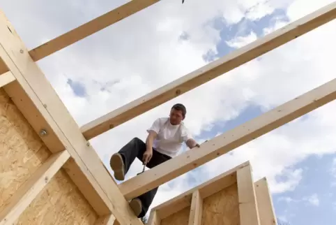 Mit Holz bauen soll dem Klima helfen. Aber wie ökologisch ist der Rohstoff noch, wenn er quer durch die Welt verschifft wird? 