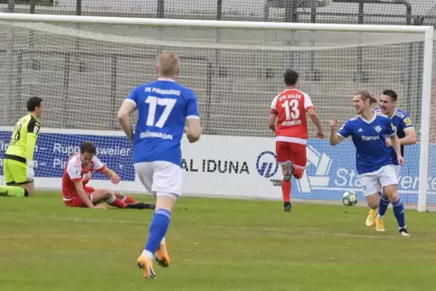 Das frühe 1:0: Luka Dimitrijevic (rechts), der später das 2:0 erzielen sollte, gratuliert Torschütze Dennis Chessa. Mit der Numm