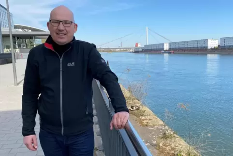 Der Fluss ist eine Lebensader, entlang des Rheins gibt es viel Arbeit: Rüdiger Stein in Ludwigshafen.