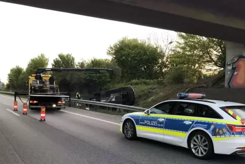 Der Fahrer blieb wohl unverletzt. 