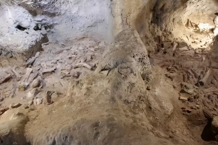 Blick in die Guattari-Höhle am Circeo-Berg zwischen Rom und Neapel. 