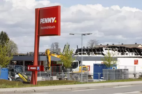 Die Bagger stehen bereit: Die ausgebrannte Penny-Markt-Ruine soll einem neuen Gebäude weichen. 