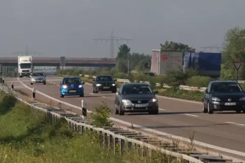 Der Mann spazierte auf der Autobahn herum. 