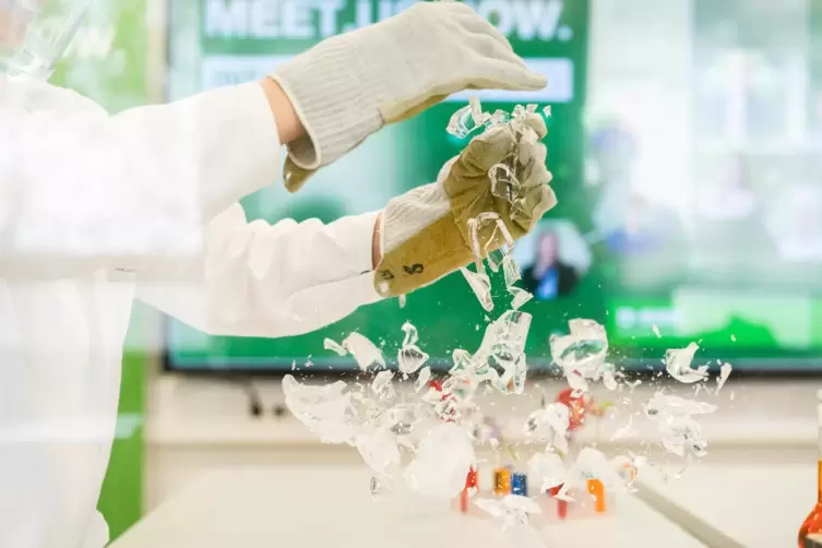 Jana Rüffel, Chemielaborantin im 2. Ausbildungsjahr, zeigt wie instabil Glas sein kann, wenn man eine kleine Metallkugel in eine