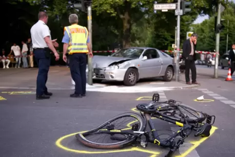 Bei einem Zusammenstoß zwischen einem Auto und einem Fahrrad verliert immer der Radfahrer. 