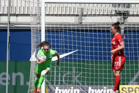 Aber schnell: Wolfsburgs Ewa Pajor holt nach ihrem Tor zum 1:1 den Ball aus dem Tor; rechts Münchens Marina Hegering. 