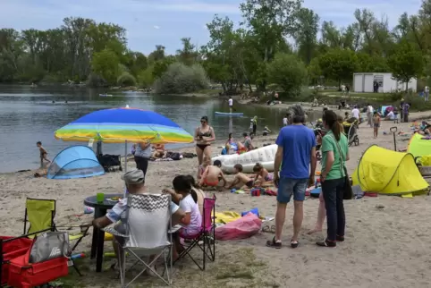Am Badestrand des Silbersees in Bobenheim-Roxheim machen es sich viele am Sonntag gemütlich.