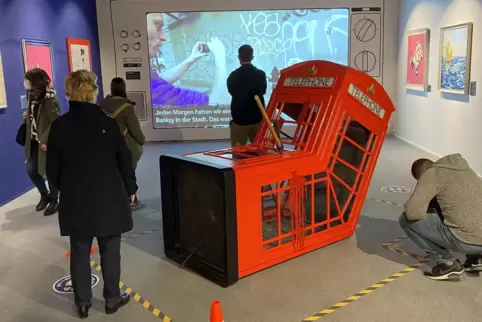 Geknickte Telefonzelle: In der Heidelberger Banksy-Ausstellung. Geknickte Telefonzelle: In der Heidelberger Banksy-Ausstellung.