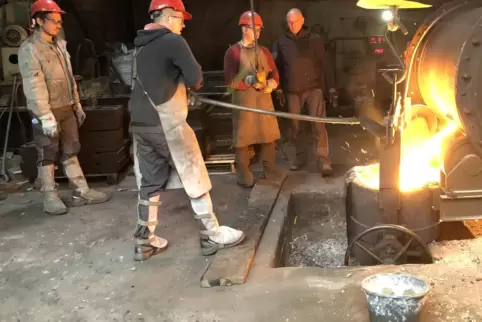 Anstich beim Ferroguss. 850 Kilogramm heißes Eisen stehen jetzt bereit, um in die Formen gegossen zu werden. Chef Hubert Hack is