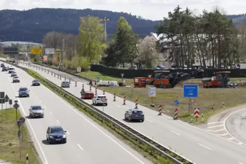 Die Baustelle auf der B270 zwischen A6 und Opelkreisel. Große Staus waren am Freitagnachmittag nicht mehr zu beobachten.