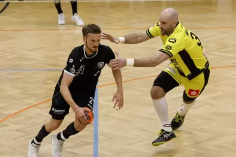 Auch Dansenbergs Jan Claussen (links), hier im Spiel gegen die HSG Krefeld-Niederrhein, konnte das Spiel nicht ordnen. 