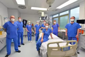 Sascha Tietz (ganz rechts) und ein Teil seines Teams der Intensivstation. Sascha Tietz (ganz rechts) und ein Teil seines Teams der Intensivstation.