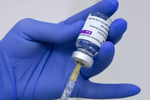 Astrazeneca-Impfstoff wird auf eine Spritze aufgezogen. 