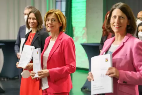  Anne Spiegel (Bündnis 90/Die Grünen, links), Ministerpräsidentin Malu Dreyer (SPD, Mitte), Daniela Schmitt (FDP) nach der Unter