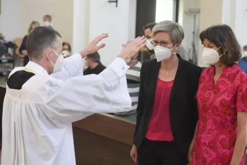Die Einladung zur Segnung richtete sich entgegen einer Erklärung des Vatikans auch an homosexuelle Paare. 