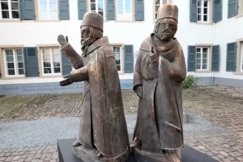 Skulptur von Wolf Spitzer: Die Weisen von Speyer. Sie prägten die SchUM-Städte. 