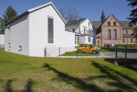 Modern und barrierefrei kommt das sanierte Pfarrhaus inklusive Anbau daher.