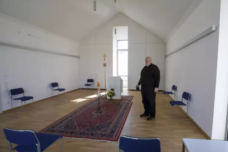 Pfarrer Bernhard Spie&szlig; pr&auml;sentiert den neuen Pfarrsaal.