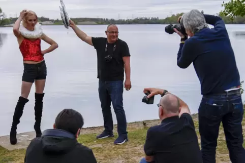 Das Model Alyssa (verkörpert von Dominik Bach) posiert, und die Kameras klicken. Thomas Samuel Strottner (Mitte) gibt Tipps.