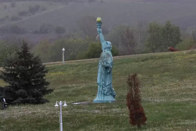 Was ist dran an den Plänen einer geschlossenen Wohnsiedlung für Gutbetuchte rund um die Freiheitsstatue in Albersweiler?
